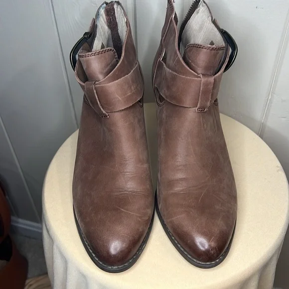 Vionic Women's Upright Rory Brown Back Zip Heeled Ankle Booties Boots - Picture 4 of 9